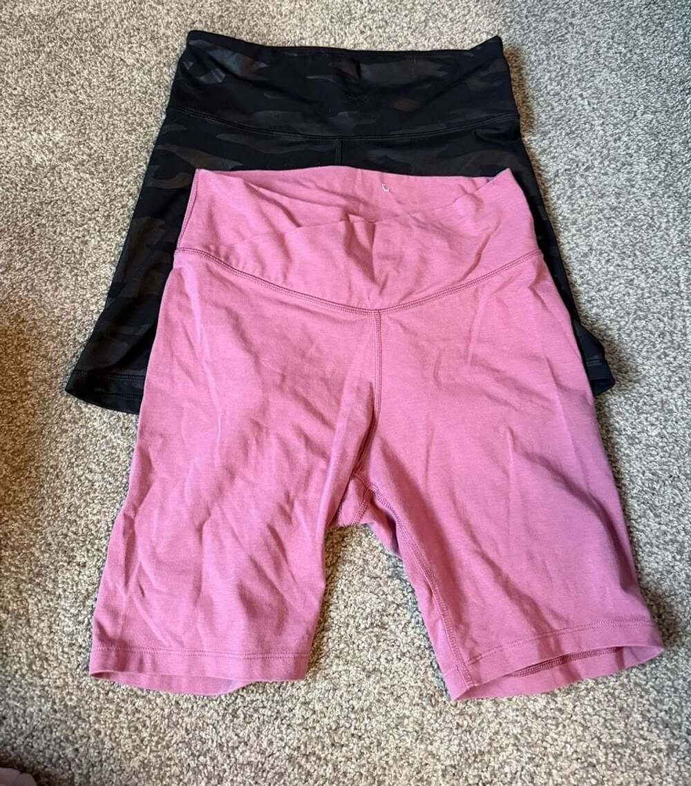 Old Navy Active Powerchill Bike Short Lot of 2 Size L Pink and Black Camo